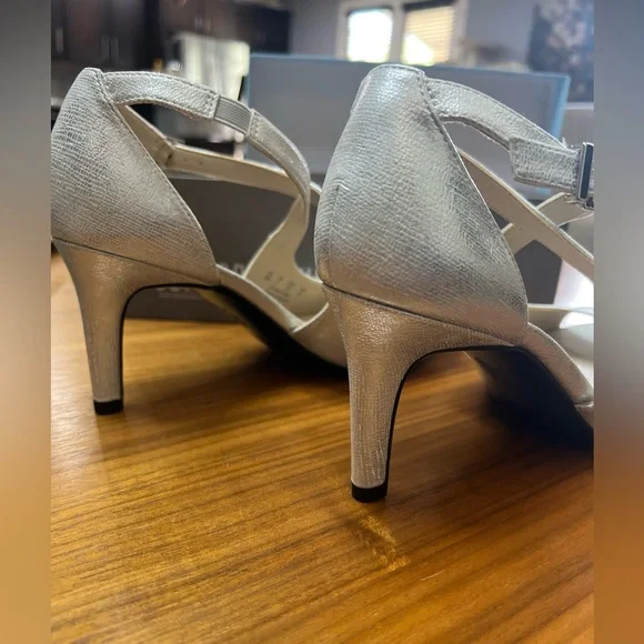 NWB Life stride Maria silver Tequila Women’s pumps 9M - Picture 3 of 8